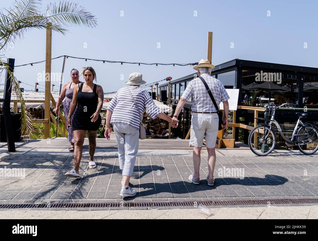 2022-07-19 15:22:01 SCHEVENINGEN - Two elderly people are walking on the boulevard of Scheveningen. Due to the high temperatures, the KNMI has issued code orange. ANP BART MAAT netherlands out - belgium out Stock Photo