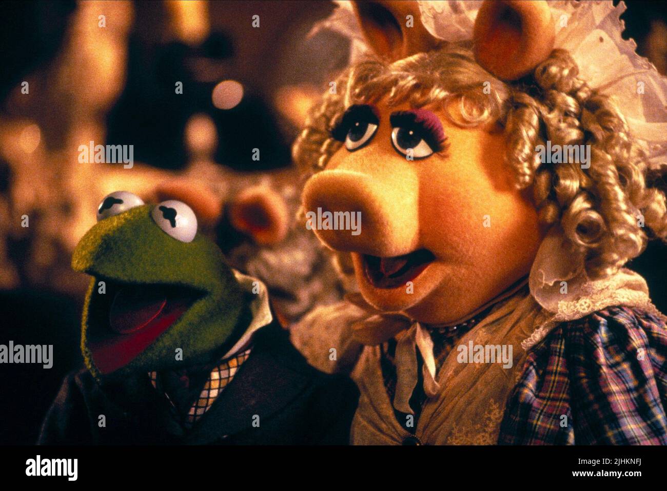 KERMIT THE FROG AS BOB CRATCHIT, MISS PIGGY AS EMILY CRATCHIT, THE MUPPET CHRISTMAS CAROL, 1992 Stock Photo