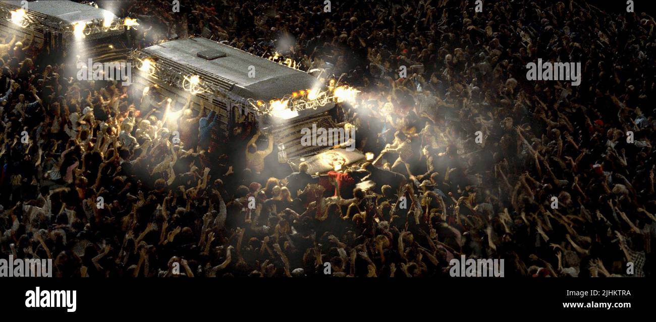 ZOMBIES ATTACK VEHICLES, DAWN OF THE DEAD, 2004 Stock Photo