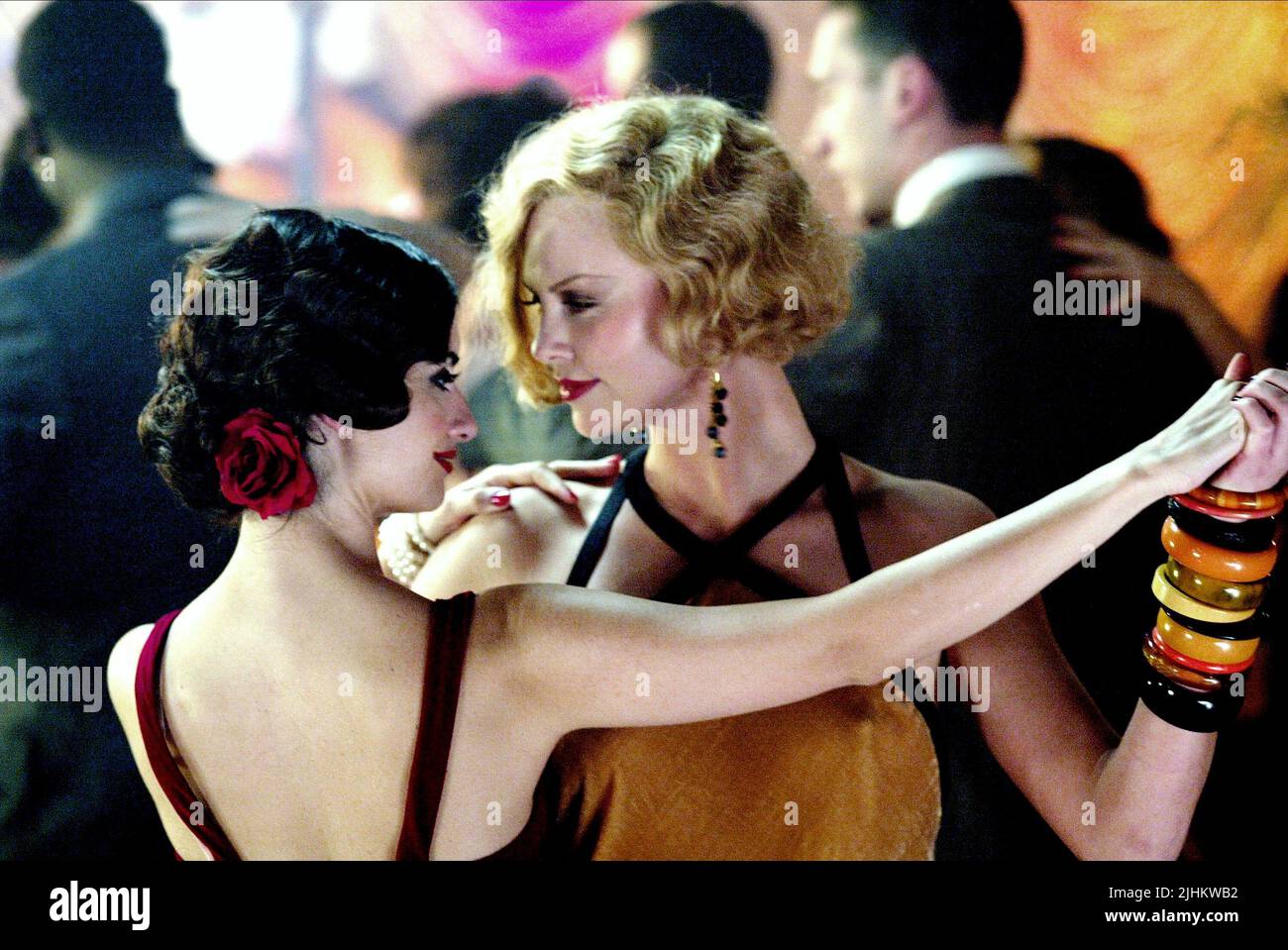 PENELOPE CRUZ, CHARLIZE THERON, HEAD IN THE CLOUDS, 2004 Stock Photo