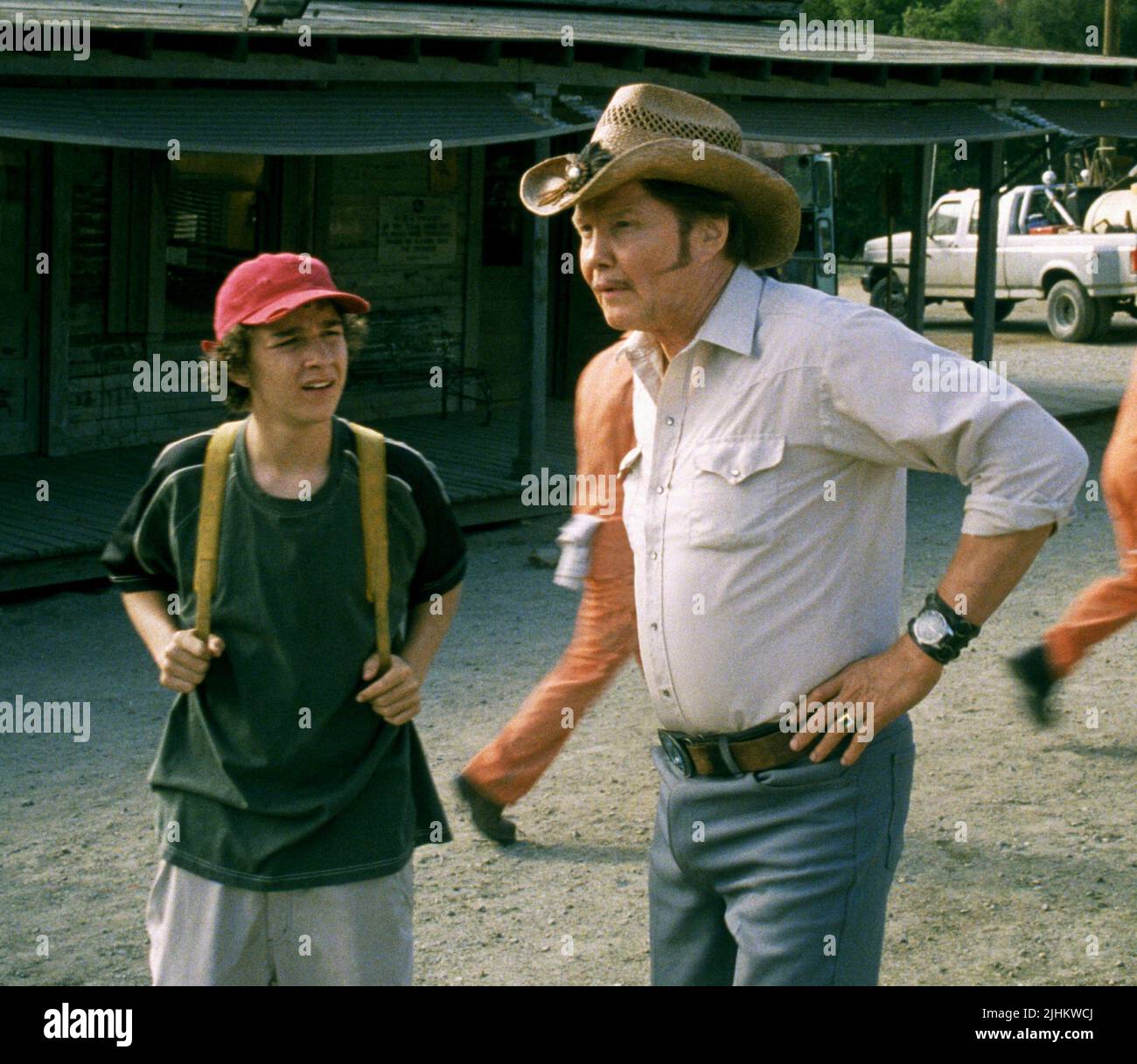 SHIA LABEOUF, JON VOIGHT, HOLES, 2003 Stock Photo - Alamy