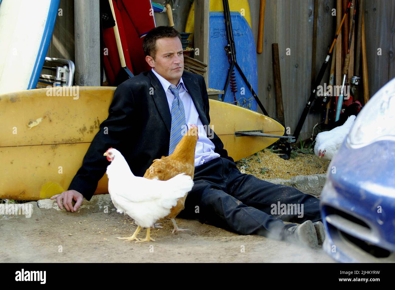 MATTHEW PERRY WITH CHICKENS, THE WHOLE TEN YARDS, 2004 Stock Photo