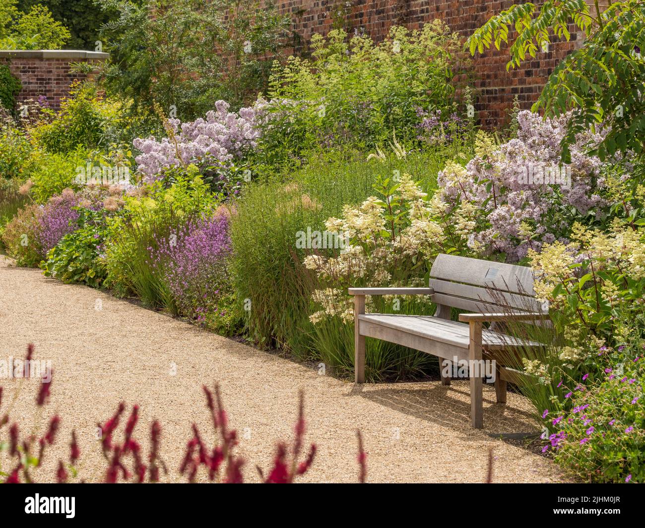 Gravel garden path hi-res stock photography and images - Alamy