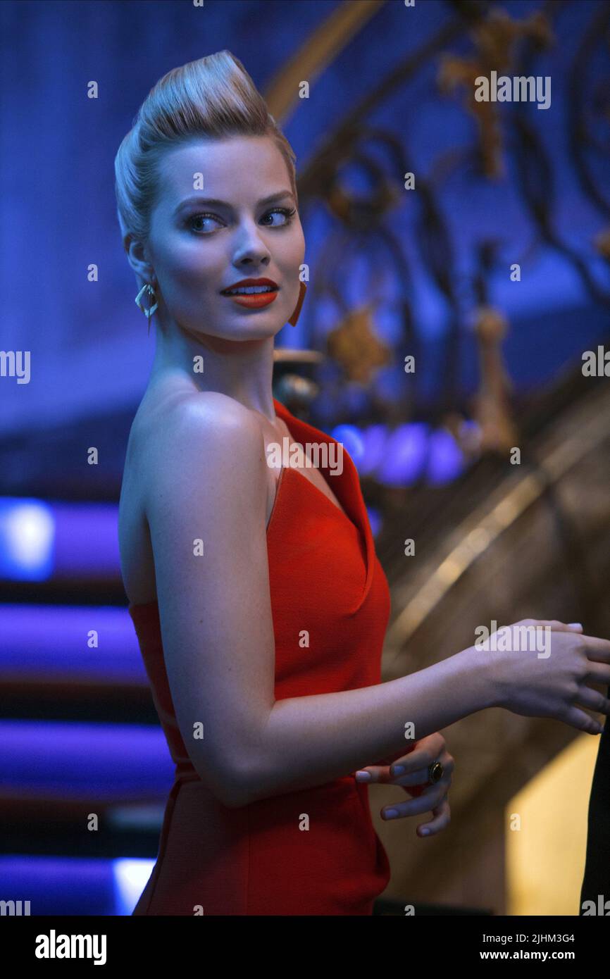 margot robbie red dress focus Margot robbie focus film still hi-res stock photography and images