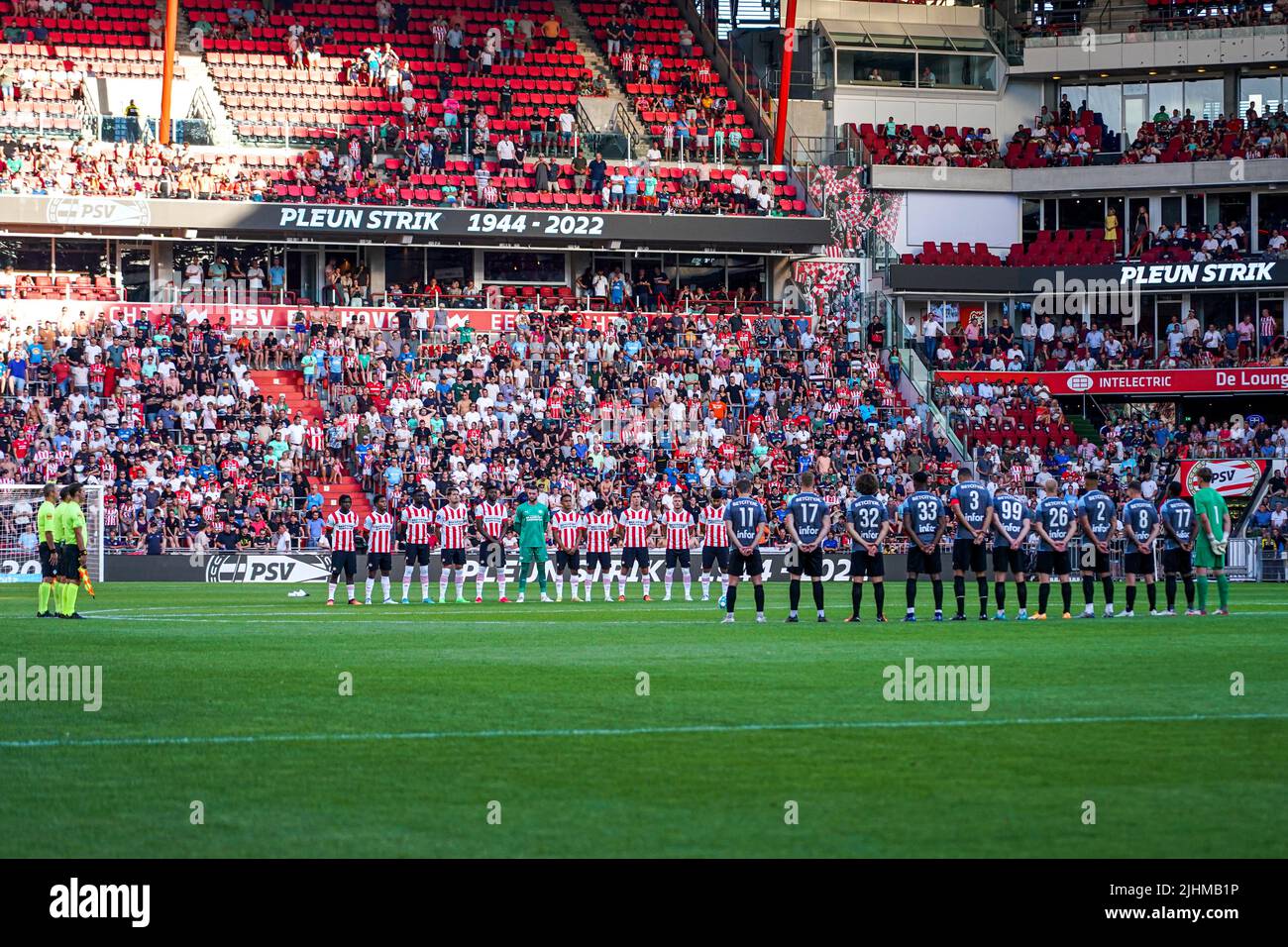 EINDHOVEN, NETHERLANDS - JULY 19: Minute silence for ex-PSV Eindhoven player Pleun Strik prior to the Friendly match between PSV Eindhoven and FC Eindhoven at Philips Stadion on July 19, 2022 in Eindhoven, Netherlands (Photo by Jeroen Meuwsen/Orange Pictures) Stock Photo