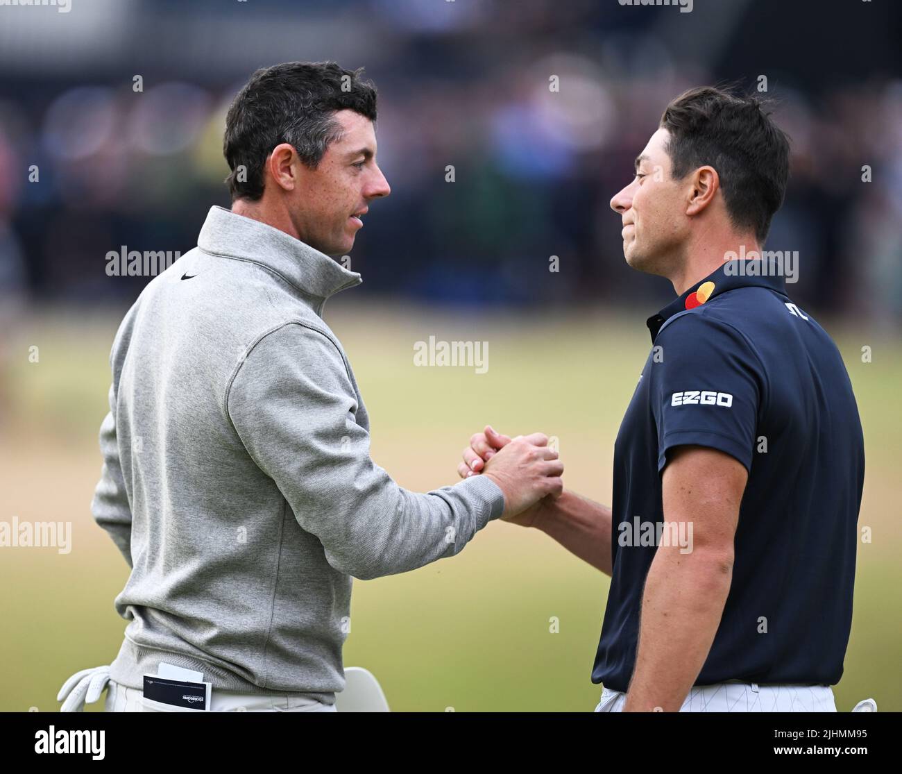150th Open GolfChampionships, St Andrews, July 16th 2022 Rory McIlroy (left) shakes hands with Victor Hovland on the 18th after finishing their 3rd ro Stock Photo
