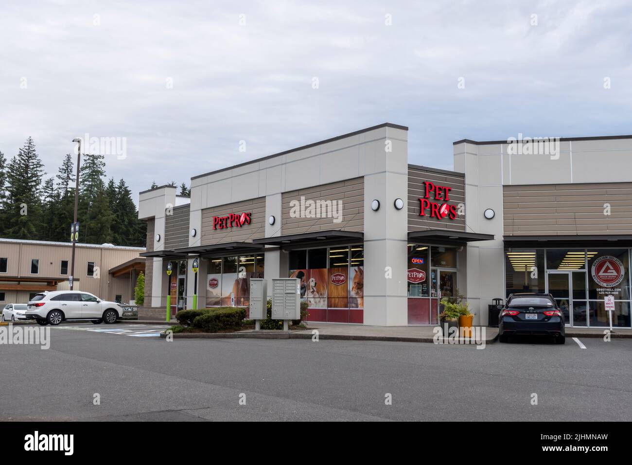 Mill Creek, WA USA - circa June 2022: Exterior view of a Pet Pros store on a cloudy day. Stock Photo