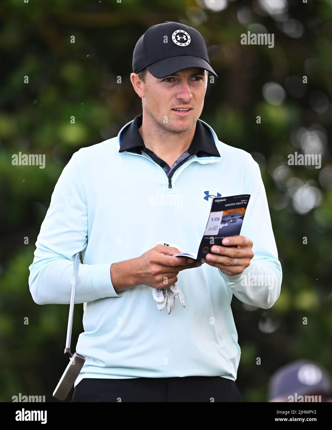 150th Open GolfChampionships, St Andrews, July 13th 2022 Jordan Spieth looks at his yardage book on the 3rd tee during his practice round at the Old C Stock Photo