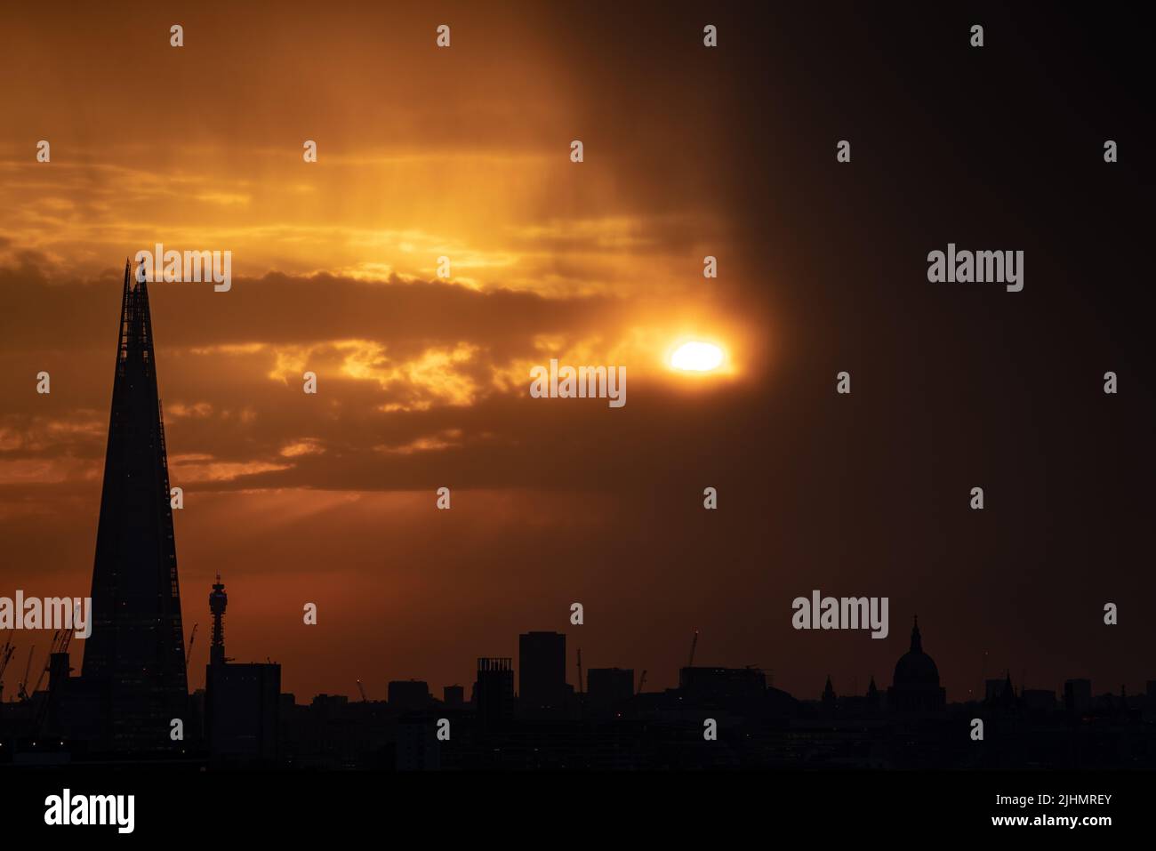 London, UK. 19th July, 2022. UK Weather: Heatwave Sunset. A dramatic sun sets over the city as a new record UK temperature has been set at over 40C. Credit: Guy Corbishley/Alamy Live News Stock Photo