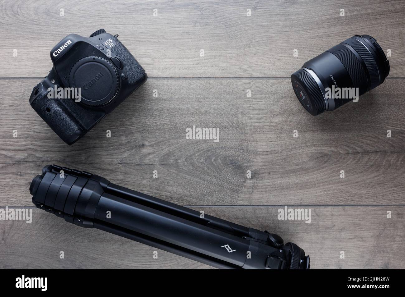 Canon 7D, Peak Design Travel Tripod, Canon RF 85mm Lens flat lay on wooden background Stock Photo
