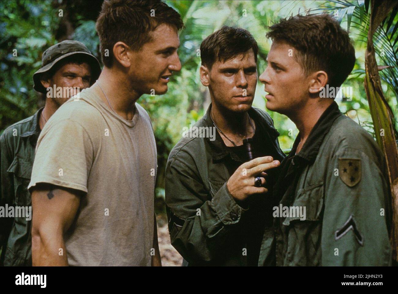 SEAN PENN, MICHAEL J. FOX, CASUALTIES OF WAR, 1989 Stock Photo Alamy