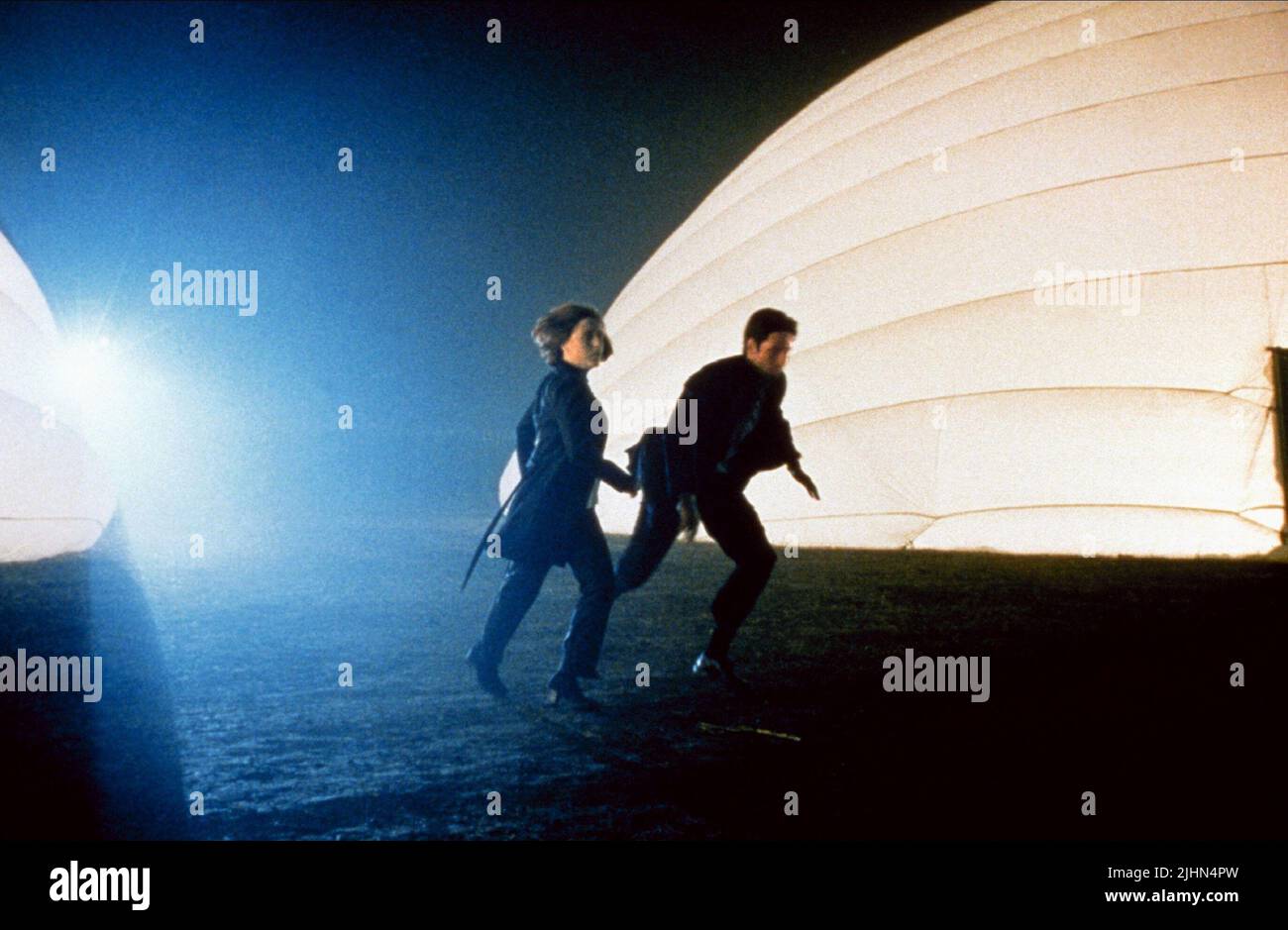 GILLIAN ANDERSON, DAVID DUCHOVNY, THE X FILES, 1998 Stock Photo
