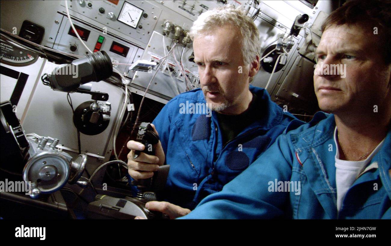 JAMES CAMERON, BILL PAXTON, GHOSTS OF THE ABYSS, 2003 Stock Photo