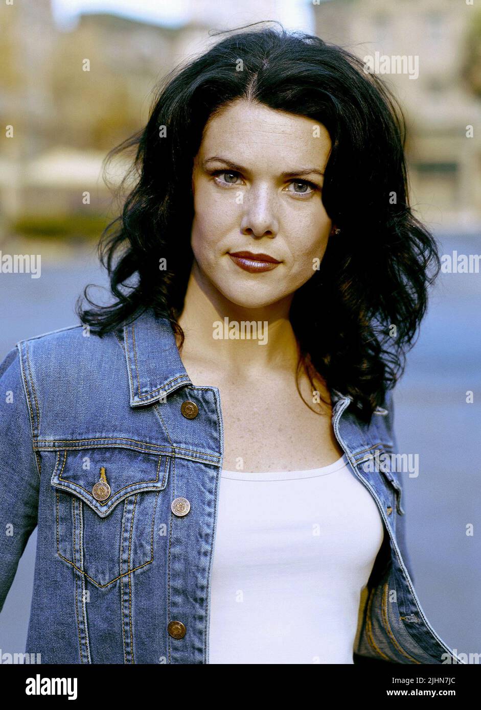 Original Film Title: GILMORE GIRLS. English Title: GILMORE GIRLS. Film  Director: JAMIE BABBIT. Year: 2000. Stars: ALEXIS BLEDEL; LAUREN GRAHAM.  Credit: WARNER BROS. TELEVISION / Album Stock Photo - Alamy