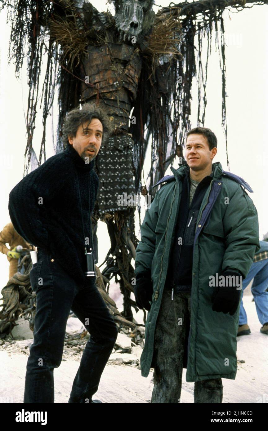 TIM BURTON, MARK WAHLBERG, PLANET OF THE APES, 2001 Stock Photo