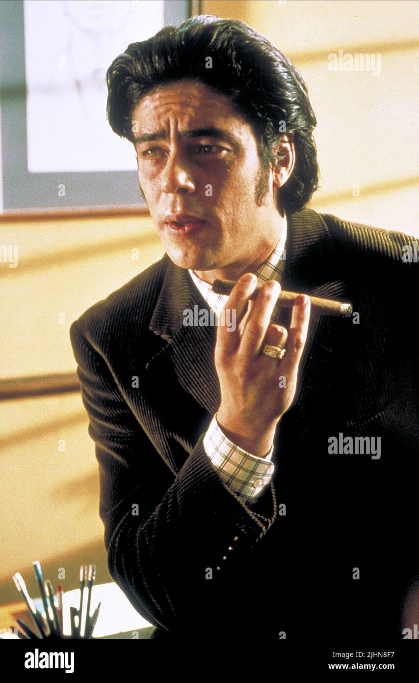 benicio del toro cigarette BENICIO DEL TORO, SNATCH., 2000 Stock Photo