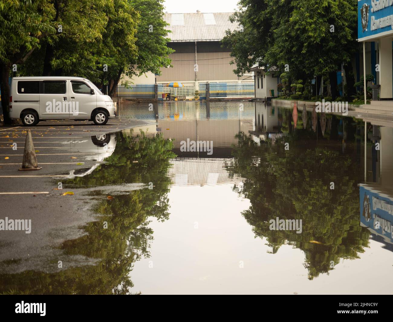 Parking lot in the rain hi-res stock photography and images - Alamy