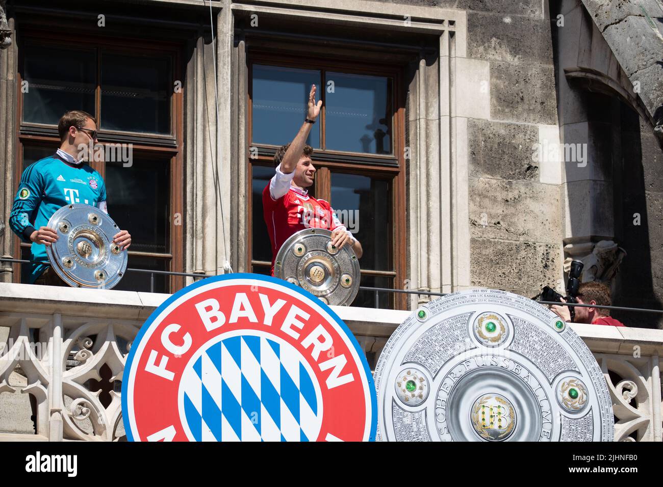 Munich, Germany. 15th May, 2022. Manuel Neuer and Thomas Mueller with the  Meisterschale at the celebrations of the FC Bayern Munich on May 15, 2022  on the Marienplatz in Munich, Germany. The