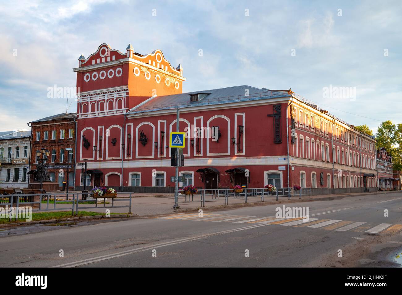 VYSHNY VOLOCHEK, RUSSIA - JULY 16, 2022: View of the building of the Vyshny Volochek Drama Theater in early July morning Stock Photo