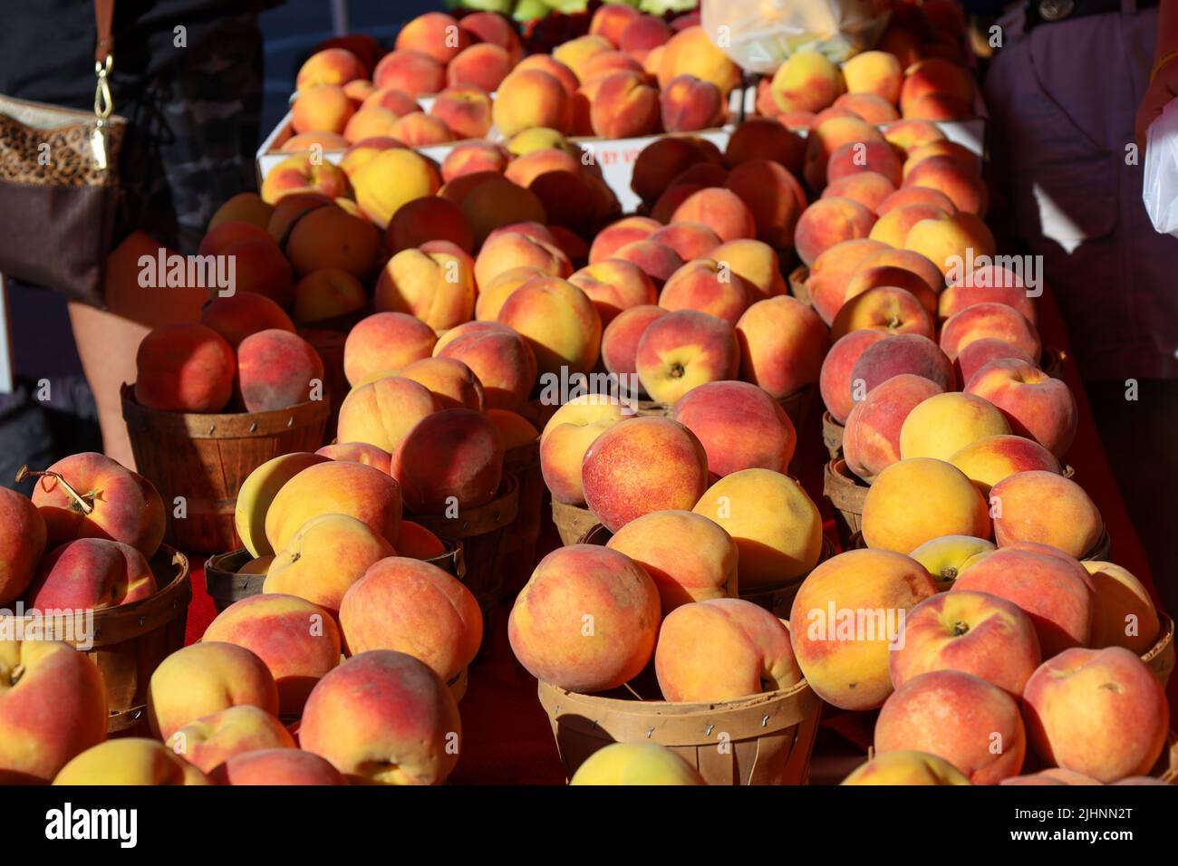 Peaches on display at the Waco Farmer's Market Stock Photo Alamy