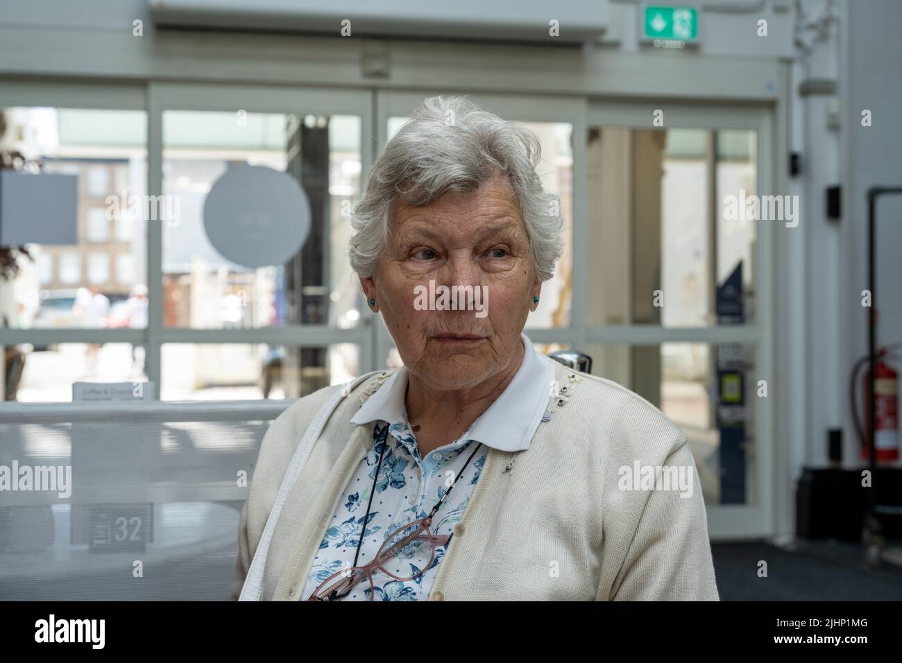 Single lonely mature woman hi-res stock photography and images - Alamy