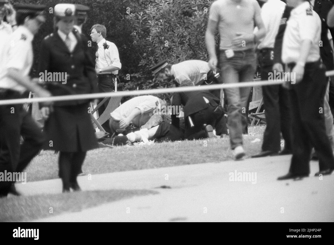 File photo dated 20/7/1982 of members of the emergency services tending to a casualty at the Regent's Park bandstand. The families of soldiers killed in the Hyde Park and Regent's Park IRA bombings have told how their suffering remains undiminished 40 years on. In total 11 military personnel died in the two attacks which occurred within hours of each other in London on July 20 1982. Issue date: Wednesday July 20, 2022. Stock Photo