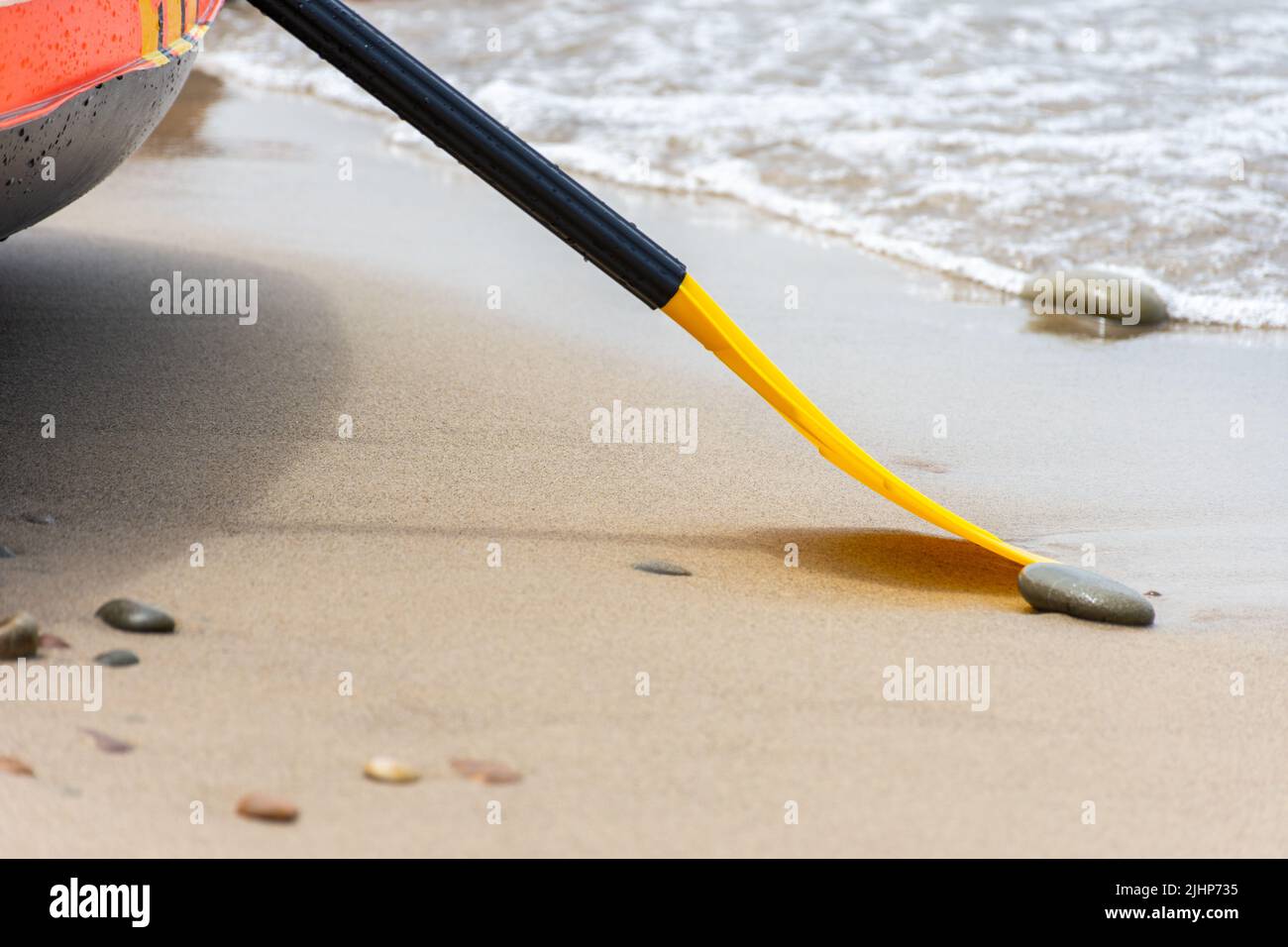 Yellow kayak paddle on the pebble beach. Kayaking sports equipment Stock Photo Alamy