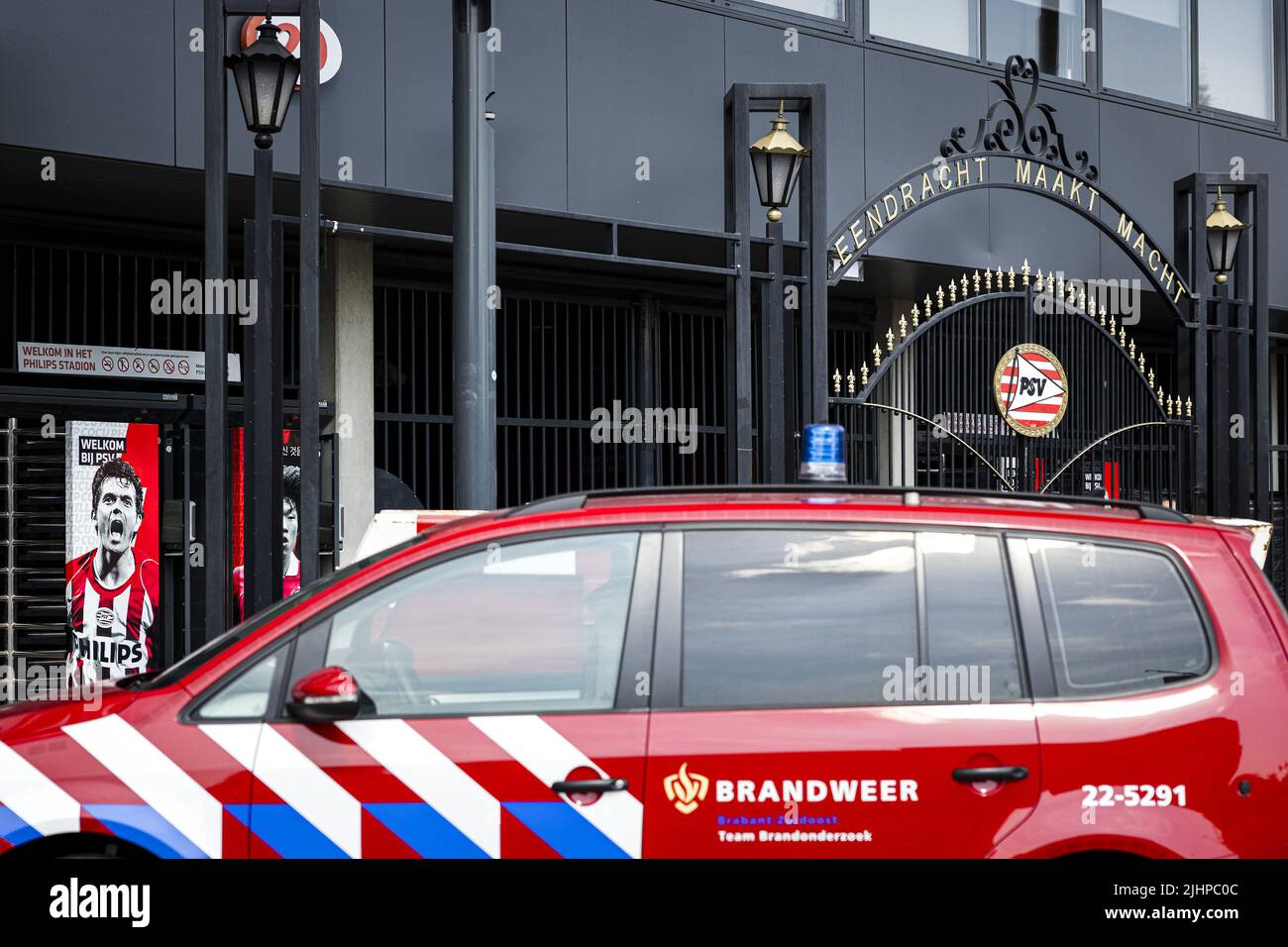 EINDHOVEN, Netherlands, 2022-07-20 10:41:00 EINDHOVEN - A fire brigade car in front of the Philips Stadium, the home of the Eindhoven football club PSV. Part of the roof was damaged by a fire. ANP ROB ENGELAAR netherlands out - belgium out Stock Photo