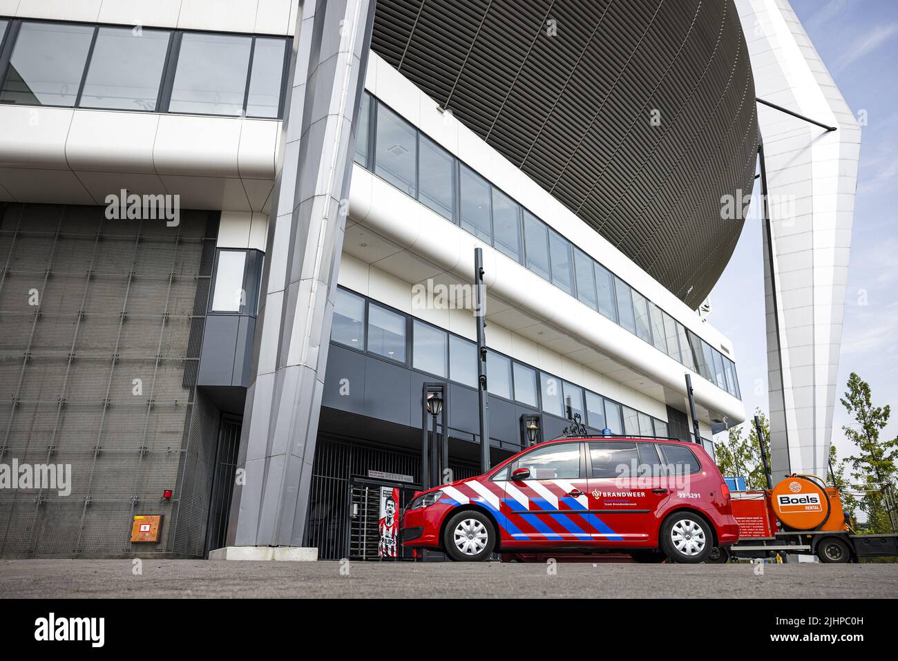 EINDHOVEN, Netherlands, 2022-07-20 10:40:30 EINDHOVEN - A fire brigade car in front of the Philips Stadium, the home of the Eindhoven football club PSV. Part of the roof was damaged by a fire. ANP ROB ENGELAAR netherlands out - belgium out Stock Photo
