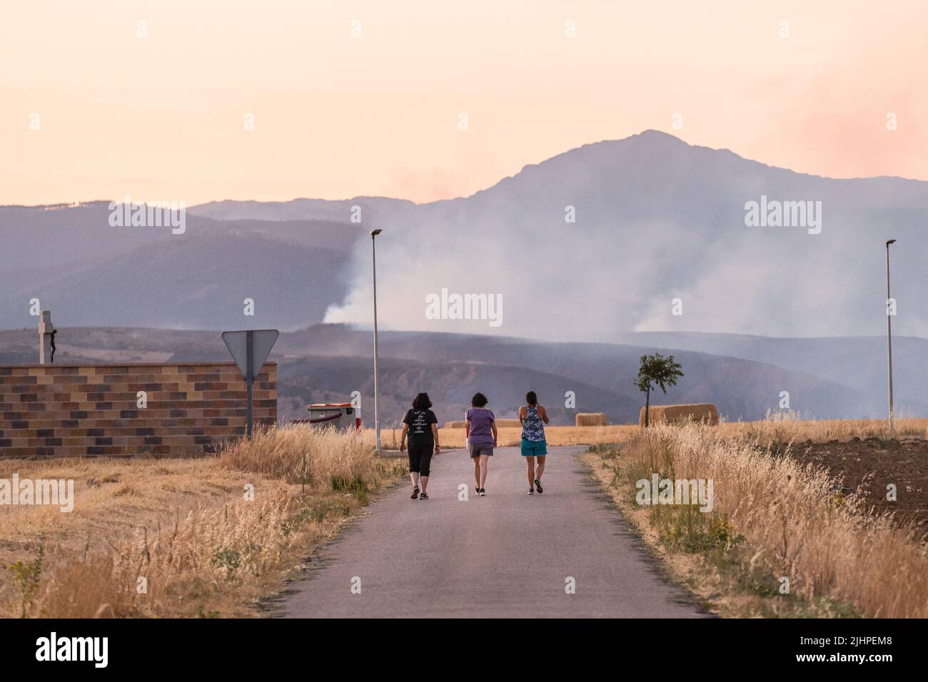 Madrid, Spain. 19th July, 2022. Three women look at the smoke from the Valdepeñas de la Sierra fire. The Valdepeñas de la Sierra fire in Guadalajara, Spain, devastates 2,300 hectares and leaves dozens of families homeless. The fires occurred in relation to the summer season and the high air temperatures and strong winds, however the authorities do not rule out that the fire could have been provoked. Credit: SOPA Images Limited/Alamy Live News Stock Photo