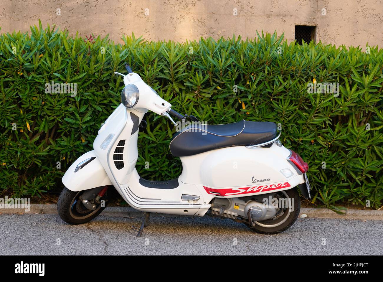 Bordeaux , Aquitaine France - 06 12 2022 : Tommy Hilfiger shawn mendes  classics reborn logo brand and text sign on facade windows of us store for  men Stock Photo - Alamy