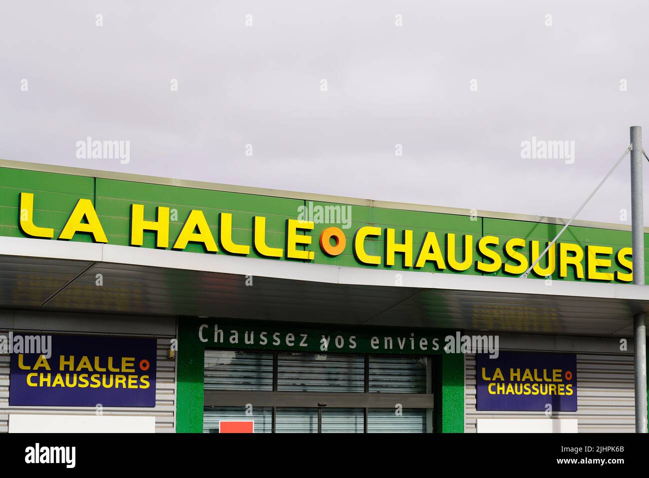Bordeaux , Aquitaine France - 07 01 2022 : la halle aux chaussures shoes  brand logo and sign text on facade entrance fashion front store Stock Photo  - Alamy