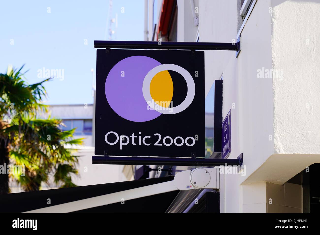 Bordeaux , Aquitaine  France - 07 04 2022 : optic 2000 logo text and sign brand facade french optic store retail optician medic shop Stock Photo