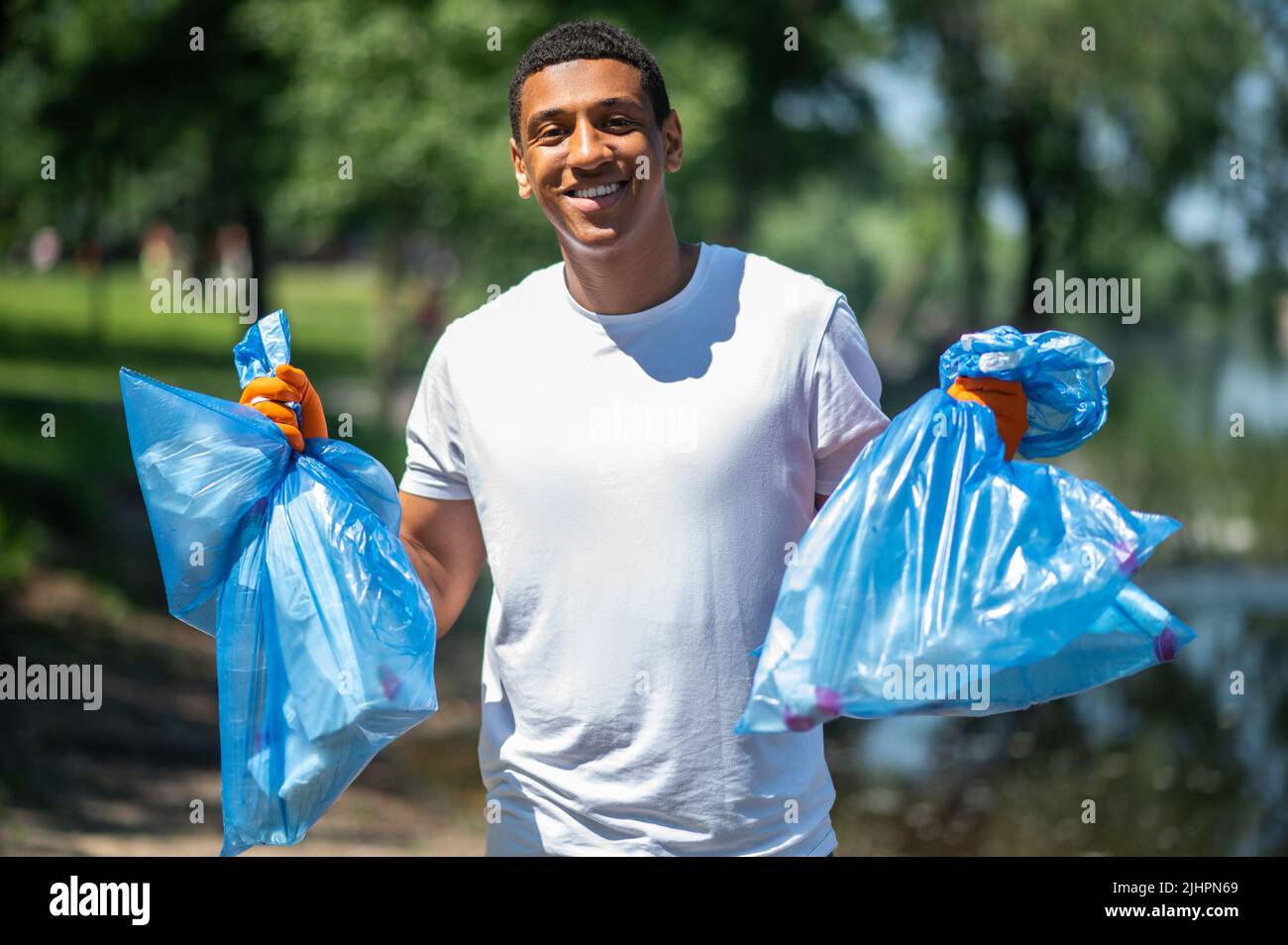 Rubbish bag hold hi-res stock photography and images - Alamy