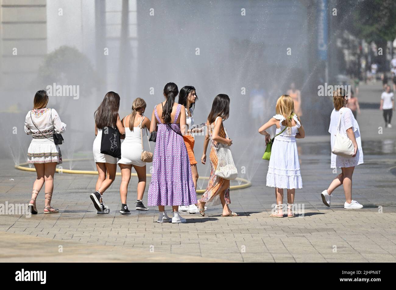 Vienna, Austria. 20th July, 2022. Heat wave in Vienna. Up to 37 degrees Celsius are expected during the day. The city of Vienna has set up 170 water showers to cool down. Credit: Franz Perc/Alamy Live News Stock Photo