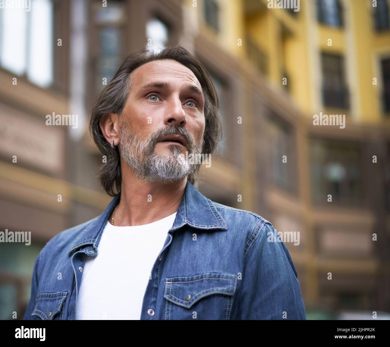 Old man walking away hi-res stock photography and images - Alamy