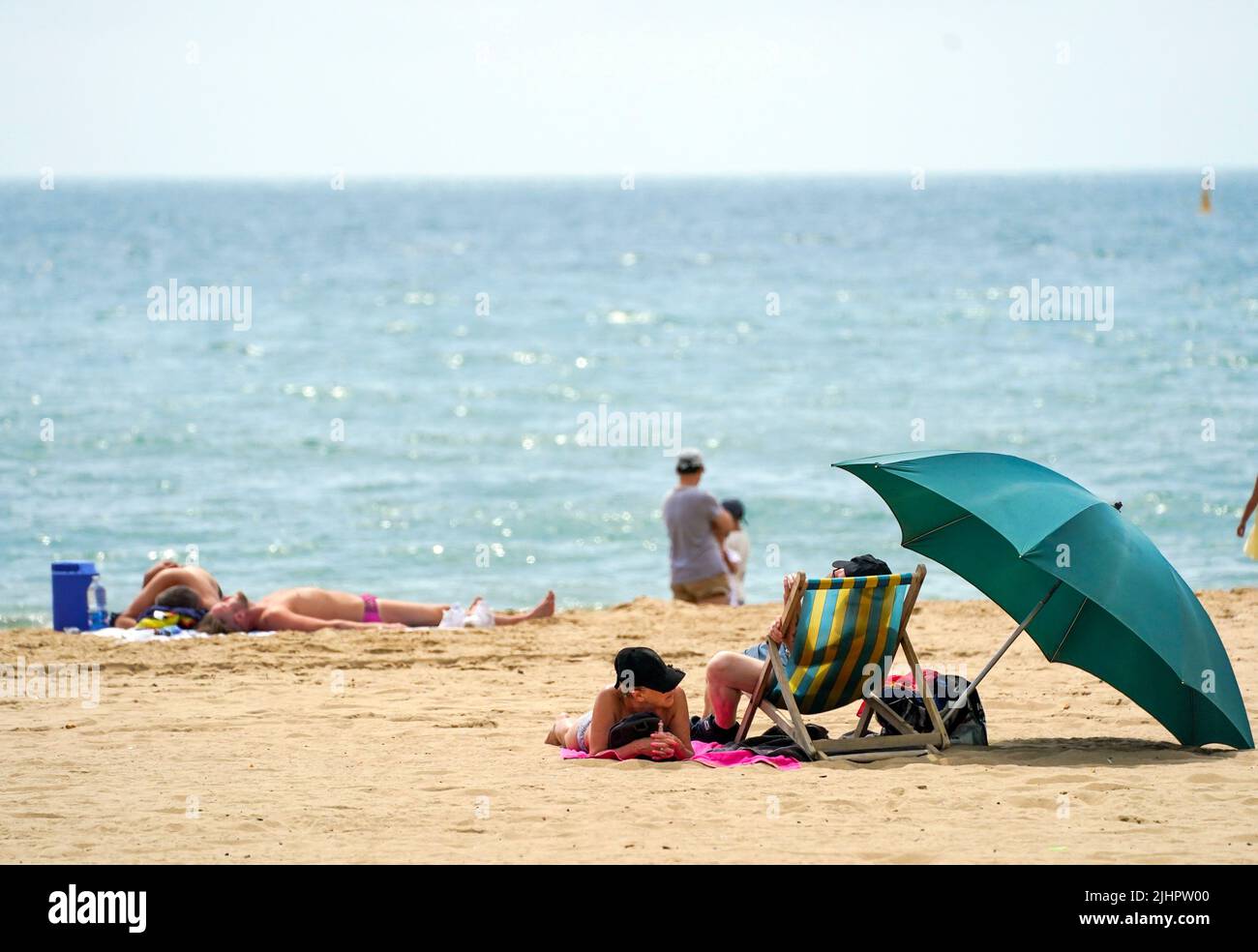 People enjoying the hot weather on Bournemouth beach after temperatures topped 40C in the UK for the first time ever. Picture date: Wednesday July 20, 2022. Stock Photo