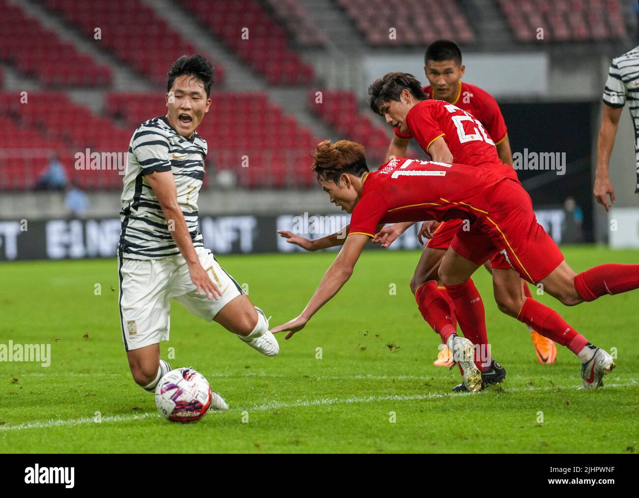 Toyota City, Japan. 20th July, 2022. Na Sang Ho (1st L) of South Korea competes during the 2022 EAFF (East Asian Football Federation) E-1 Football Championship men's match between China and South Korea at Toyota Stadium in Toyota City in Aichi prefecture, Japan, July 20, 2022. Credit: Zhang Xiaoyu/Xinhua/Alamy Live News Stock Photo