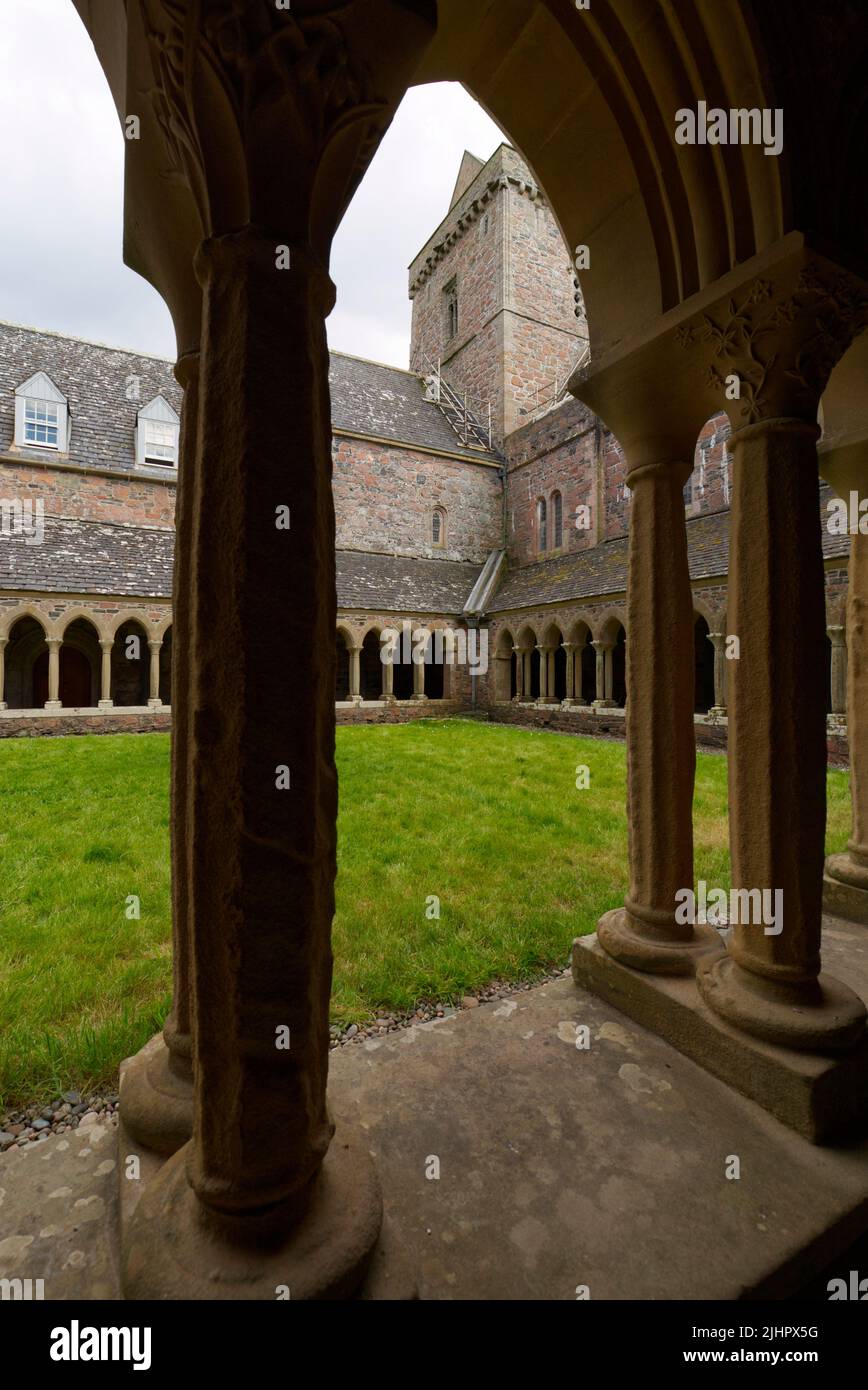 Courtyard and cloister at Iona Abbey, Isle of Iona Stock Photo