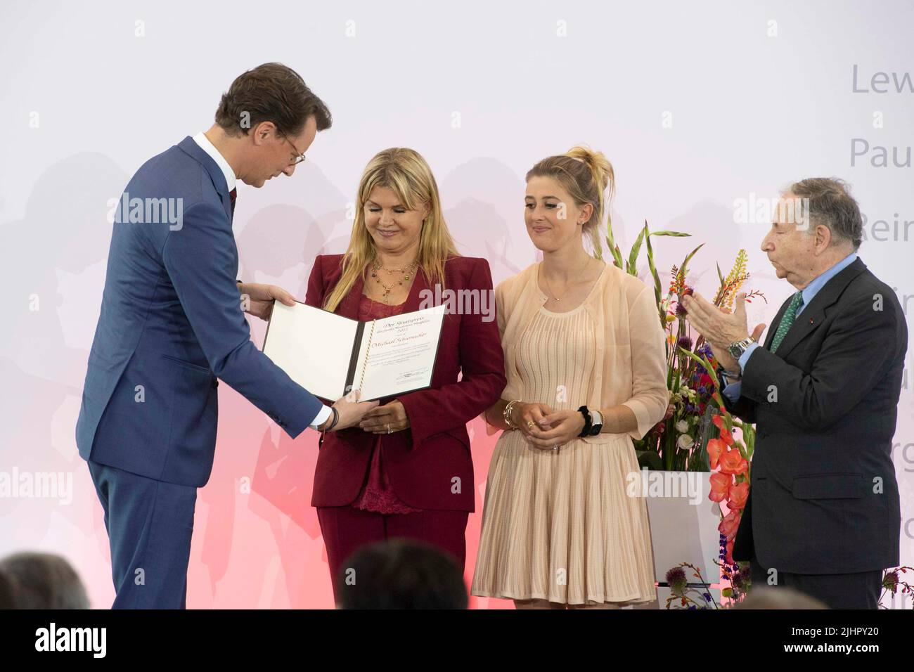 Cologne, Deutschland. 20th July, 2022. from left: Hendrik WUEST, Wust, CDU, Prime Minister of North Rhine-Westphalia, Corinna SCHUACHER, Gina SCHUMACHER, with the state award certificate for Michael Schumacher, Jean TODT, former team manager Ferrari, red carpet, Red Carpet Show, arrival, Presentation of the State Prize of the State of North Rhine-Westphalia in Cologne on July 20th, 2022 © Credit: dpa/Alamy Live News Stock Photo