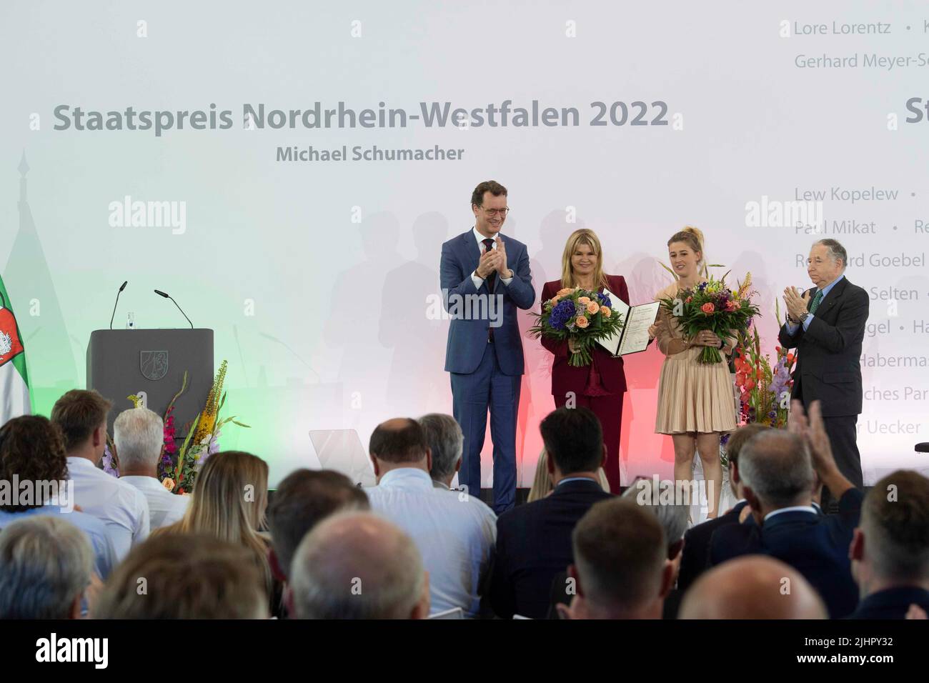 Cologne, Deutschland. 20th July, 2022. from left: Hendrik WUEST, Wust, CDU, Prime Minister of North Rhine-Westphalia, Corinna SCHUACHER, Gina SCHUMACHER, with the state award certificate for Michael Schumacher, Jean TODT, former team manager Ferrari, red carpet, Red Carpet Show, arrival, Presentation of the State Prize of the State of North Rhine-Westphalia in Cologne on July 20th, 2022 © Credit: dpa/Alamy Live News Stock Photo