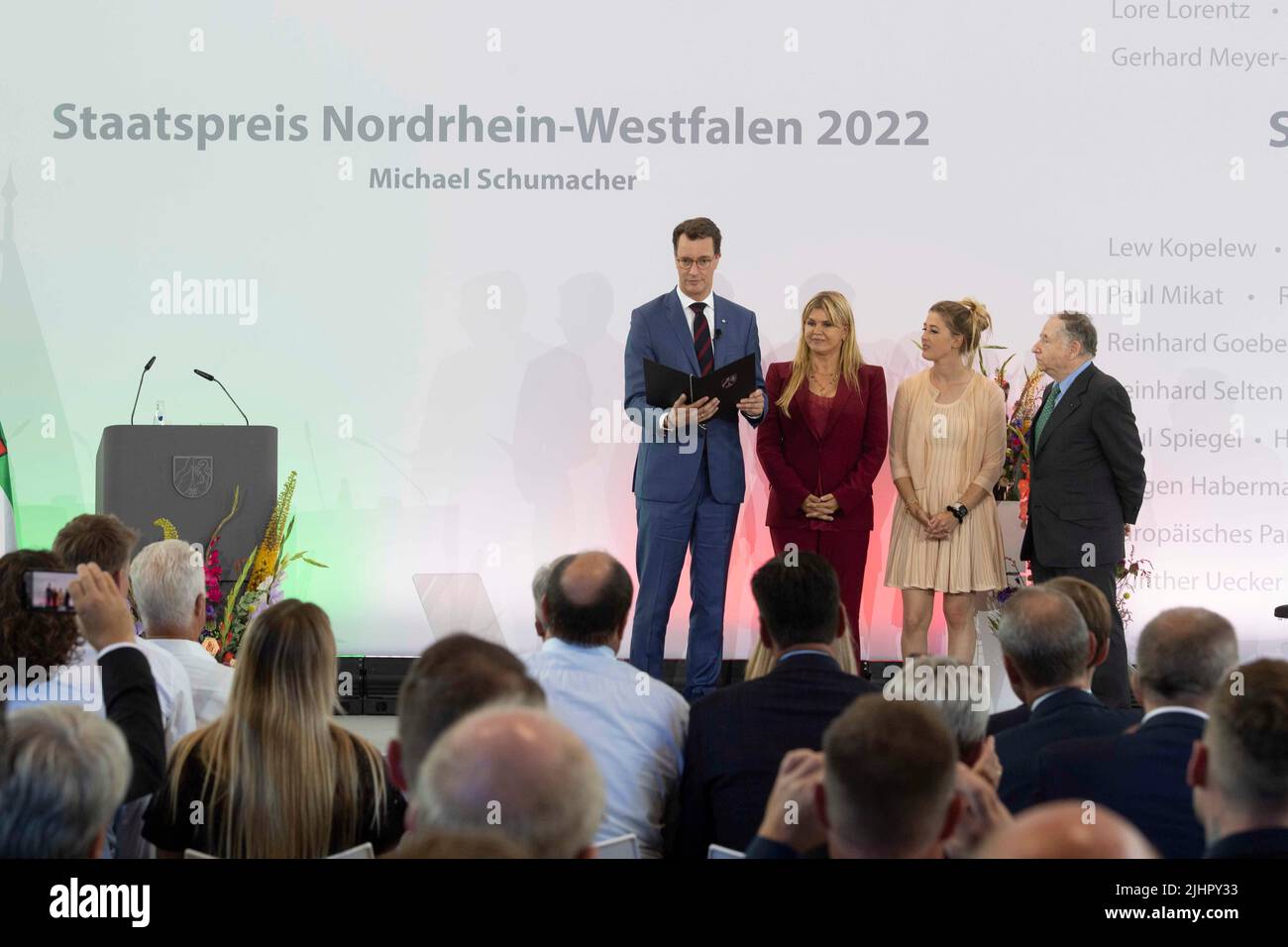 Cologne, Deutschland. 20th July, 2022. from left: Hendrik WUEST, Wust, CDU, Prime Minister of North Rhine-Westphalia, Corinna SCHUACHER, Gina SCHUMACHER, with the state award certificate for Michael Schumacher, Jean TODT, former team manager Ferrari, red carpet, Red Carpet Show, arrival, Presentation of the State Prize of the State of North Rhine-Westphalia in Cologne on July 20th, 2022 © Credit: dpa/Alamy Live News Stock Photo