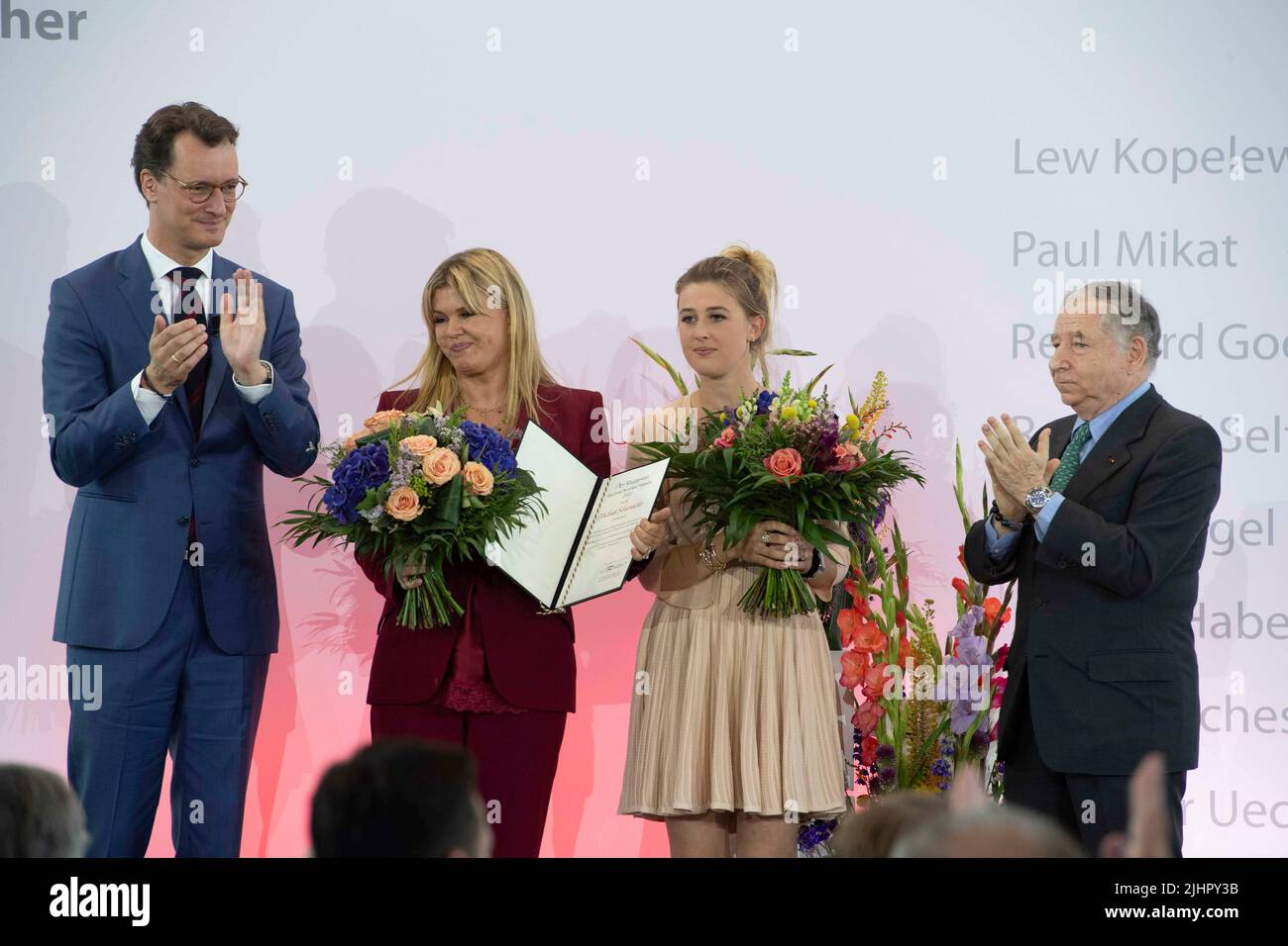 Cologne, Deutschland. 20th July, 2022. from left: Hendrik WUEST, Wust, CDU, Prime Minister of North Rhine-Westphalia, Corinna SCHUACHER, Gina SCHUMACHER, with the state award certificate for Michael Schumacher, Jean TODT, former team manager Ferrari, red carpet, Red Carpet Show, arrival, Presentation of the State Prize of the State of North Rhine-Westphalia in Cologne on July 20th, 2022 © Credit: dpa/Alamy Live News Stock Photo