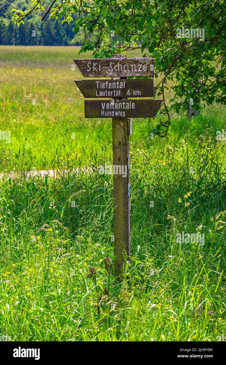 Wegweiser an einer Weggabelung auf einem Wanderweg auf der Schwäbischen Alb bei Münsingen, Baden-Württemberg, Deutschland, mit verschiedenen Richtungs Stock Photo
