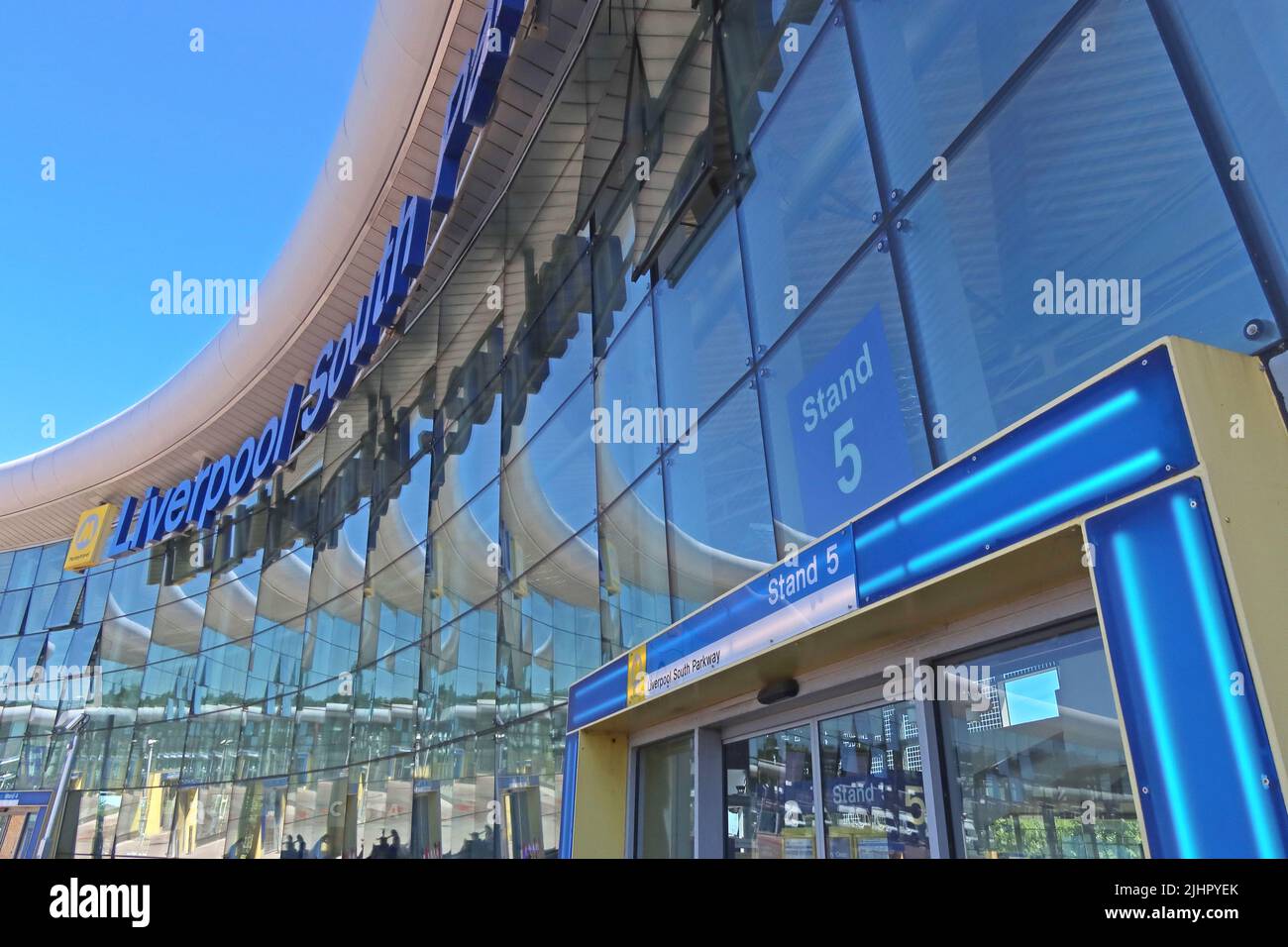 Entrance of Liverpool South Parkway railway station, Garston, Speke, for Liverpool John Lennon Airport, Holly Farm Rd, Liverpool L19 5PQ Stock Photo