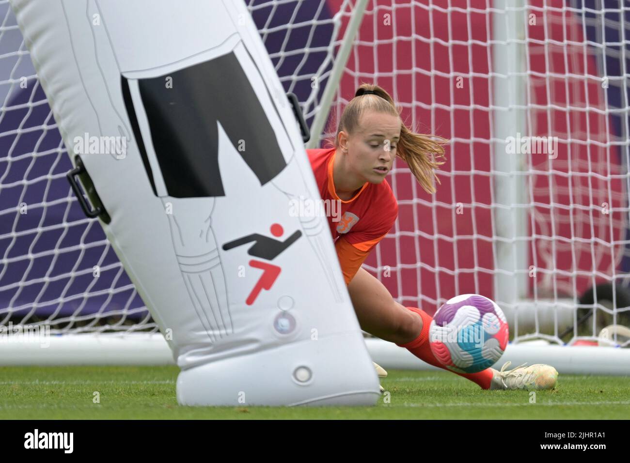 STOCKPORT - UK, 20/07/2022, Holland women goalkeeper Daphne van Domselaar during a training session for the Netherlands women's national team on July 20, 2022 at Stockport County FC in Stockport prior to the UEFA Women's EURO England 2022 game against France. ANP GERRIT VAN COLOGNE Stock Photo
