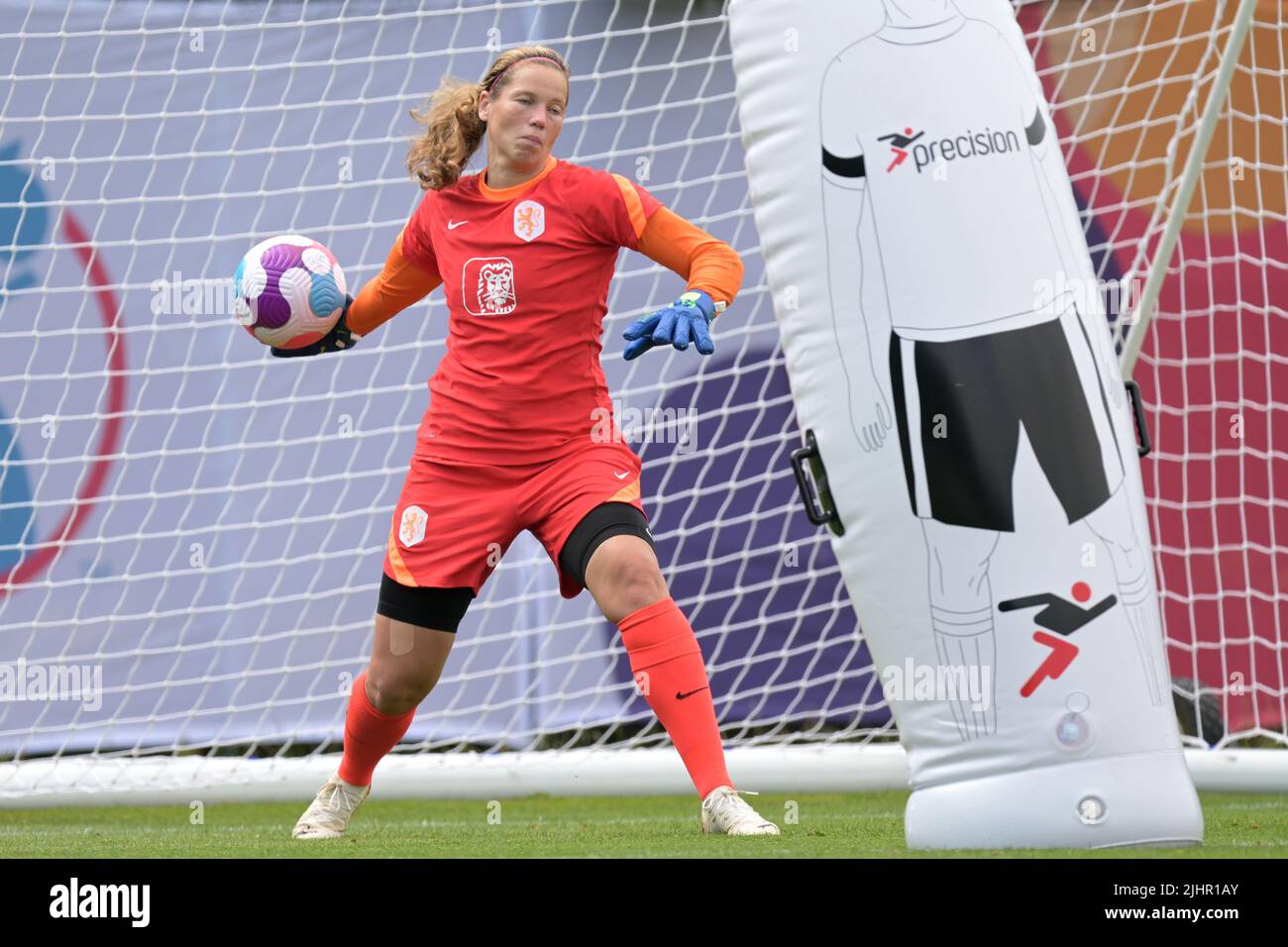 STOCKPORT - UK, 20/07/2022, Holland women goalkeeper Barbara Lorsheyd during a training session for the Netherlands Women's National Team on July 20, 2022 at Stockport County FC in Stockport prior to the UEFA Women's EURO England 2022 game against France. ANP GERRIT VAN COLOGNE Stock Photo