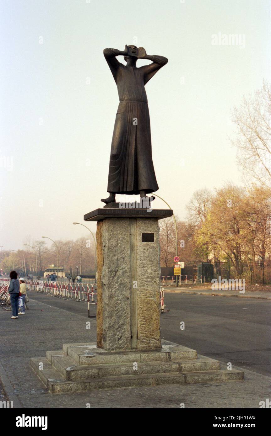Sculpture 'Der Rufer' (The Caller) by Gerhard Marcks, Berlin, installed in 1989 shortly before the fall of the Wall. Stock Photo