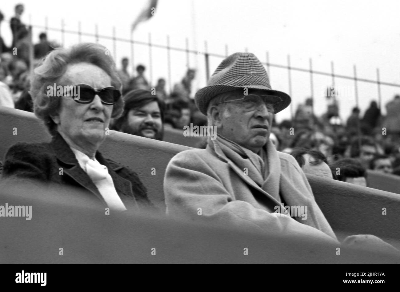 French tennis player René Lacoste with his wife Simone Thion de La Chaume attending a match at the 1978 French Open. Paris, Roland-Garros stadium, 1978 Stock Photo