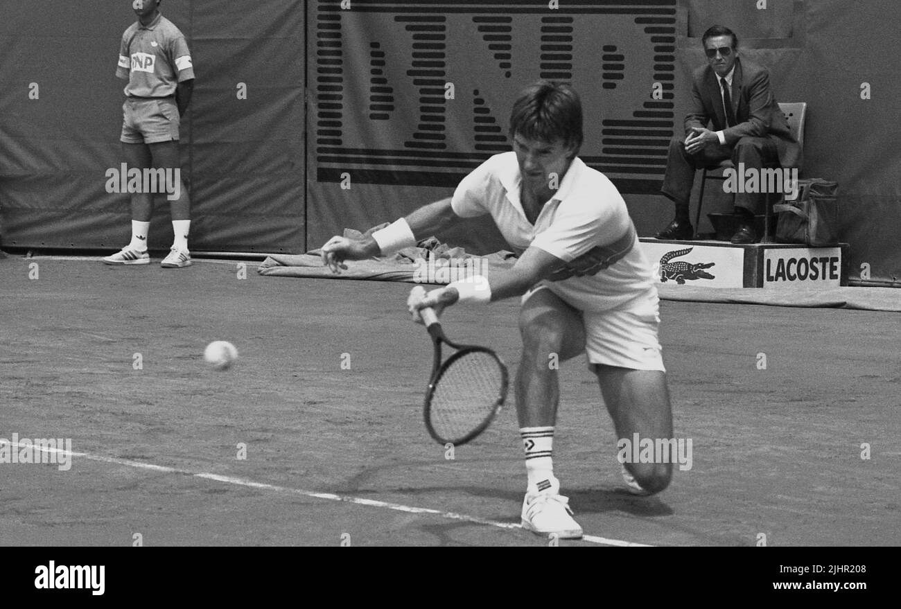 The American tennis player Jimmy Connors, attending the men's singles round of 64 of the French Open. Paris, Roland-Garros stadium, June 1989 Stock Photo
